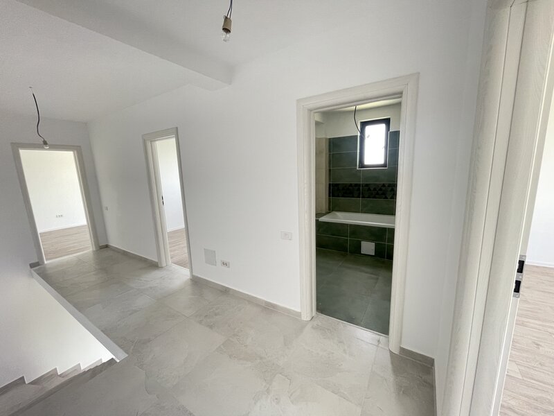 Domnesti 4 dormitoare/ toate utilitatile 400m curte P+1